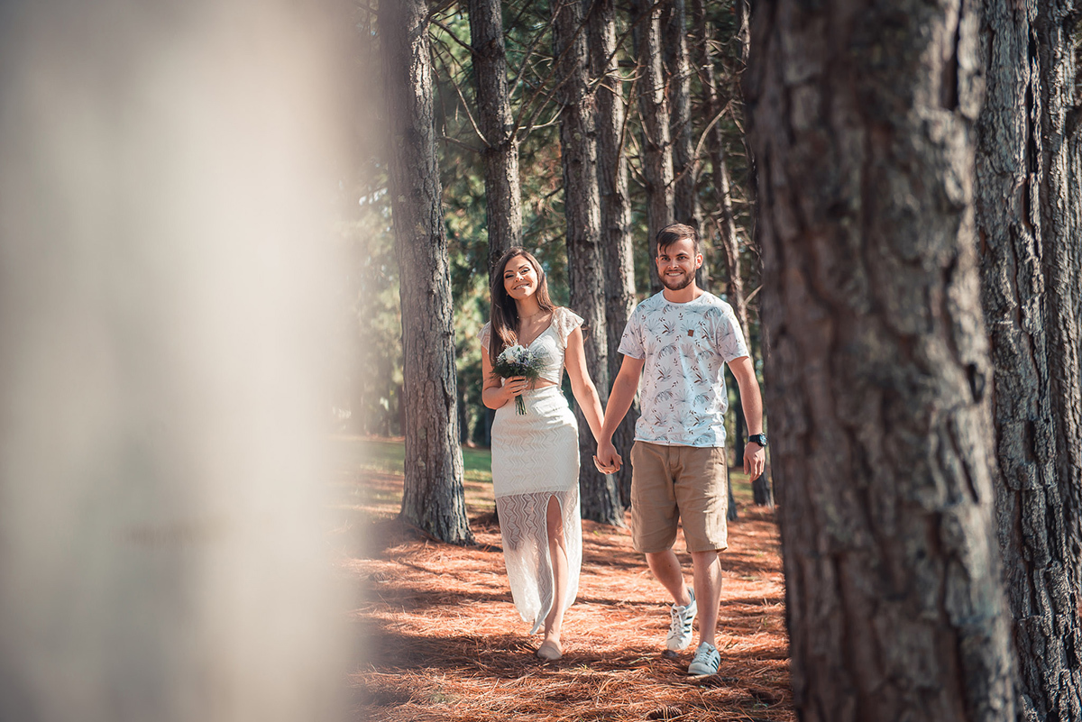 Noivos caminhando descontraidamente durante seu ensaio pré wedding no seu pré casamento na chácara Fiss. Foto por Marco Moscarelli Fotógrafo Pelotas.