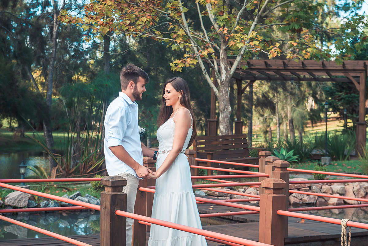 Fotografia dos noivos em momento apaixonado em uma passarela japonesa durante seu ensaio pré wedding no seu pré casamento na chácara Fiss. Foto por Marco Moscarelli Fotógrafo Pelotas.