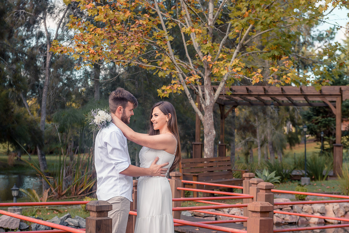 Fotografia dos noivos posando para foto em um jardim japonês durante seu ensaio pré wedding no seu pré casamento na chácara Fiss. Foto por Marco Moscarelli Fotógrafo Pelotas.