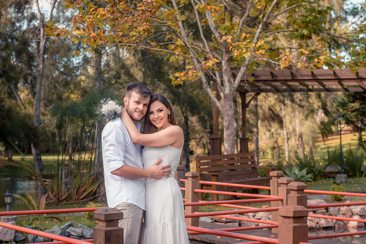 Fotografia dos noivos posando para foto em um jardim japonês durante seu ensaio pré wedding no seu pré casamento na chácara Fiss. Foto por Marco Moscarelli Fotógrafo Pelotas.