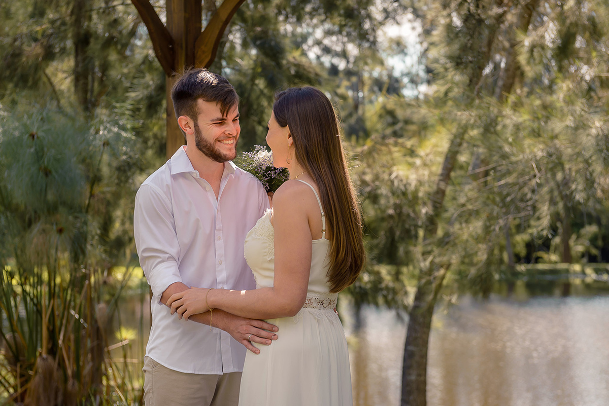 Momento lindo do casal trocando sorrisos  durante seu ensaio pré wedding no seu pré casamento na chácara Fiss. Foto por Marco Moscarelli Fotógrafo Pelotas.