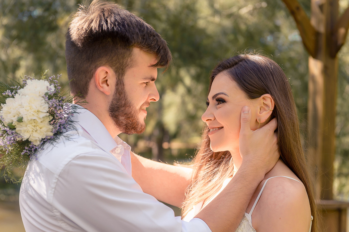 Casal de noivos se olhando em meio a natureza  durante seu ensaio pré wedding no seu pré casamento na chácara Fiss. Foto por Marco Moscarelli Fotógrafo Pelotas.