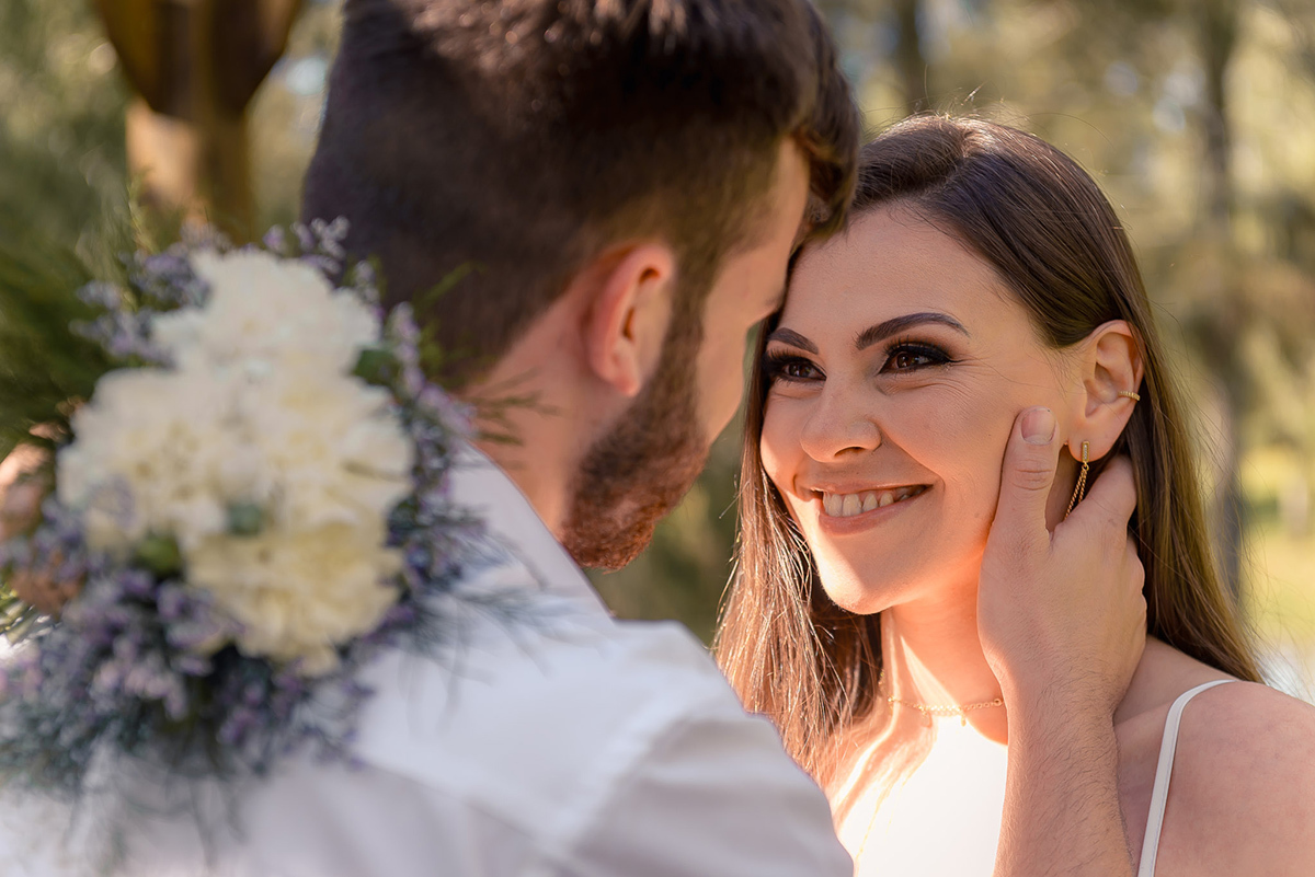 Ensaio de  casamento do casal de noivos  durante seu ensaio pré wedding no seu pré casamento na chácara Fiss. Foto por Marco Moscarelli Fotógrafo Pelotas.