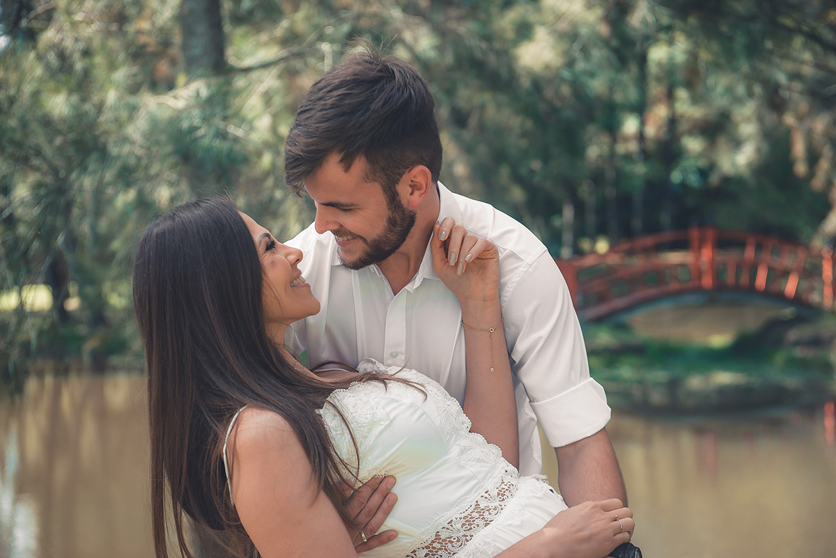 Pose do casal de noivos noiva e noivo dançando a noiva deitada nos braços do noivo  durante seu ensaio pré wedding no seu pré casamento na chácara Fiss. Foto por Marco Moscarelli Fotógrafo Pelotas.
