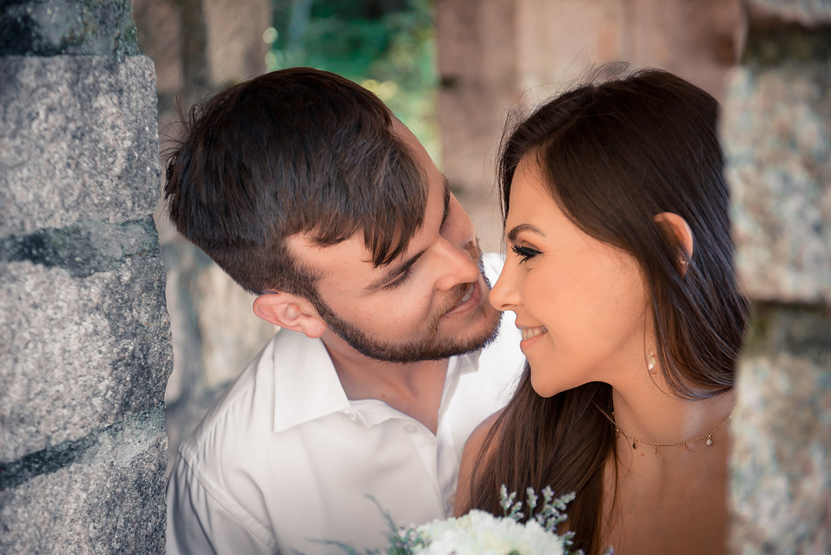 Fotografia do casal de noivos trocando um lindo olhar na janela de uma castelo durante seu ensaio pré wedding no seu pré casamento na chácara Fiss. Foto por Marco Moscarelli Fotógrafo Pelotas.