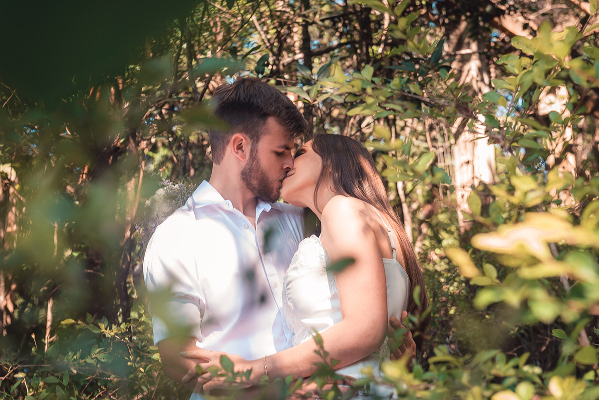 Casal de noivos posando para fotos em meio a natureza durante seu ensaio pré wedding no seu pré casamento na chácara Fiss. Foto por Marco Moscarelli Fotógrafo Pelotas.
