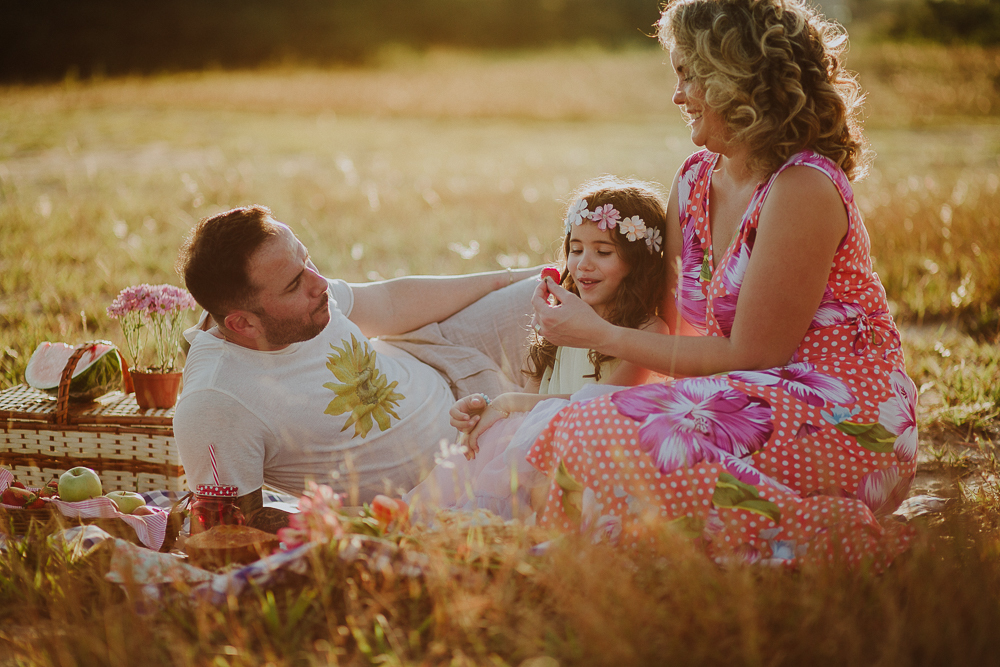 ensaio de familia, cotidiano poesia, fotografia afetiva, fotos de familia, ensaio de familia niteroi, ensaio de familia camboinhas, ensaio de familia rj, aline lelles, fotografa no rj, picnic em familia, retratos de familia, luz de outono, por do sol