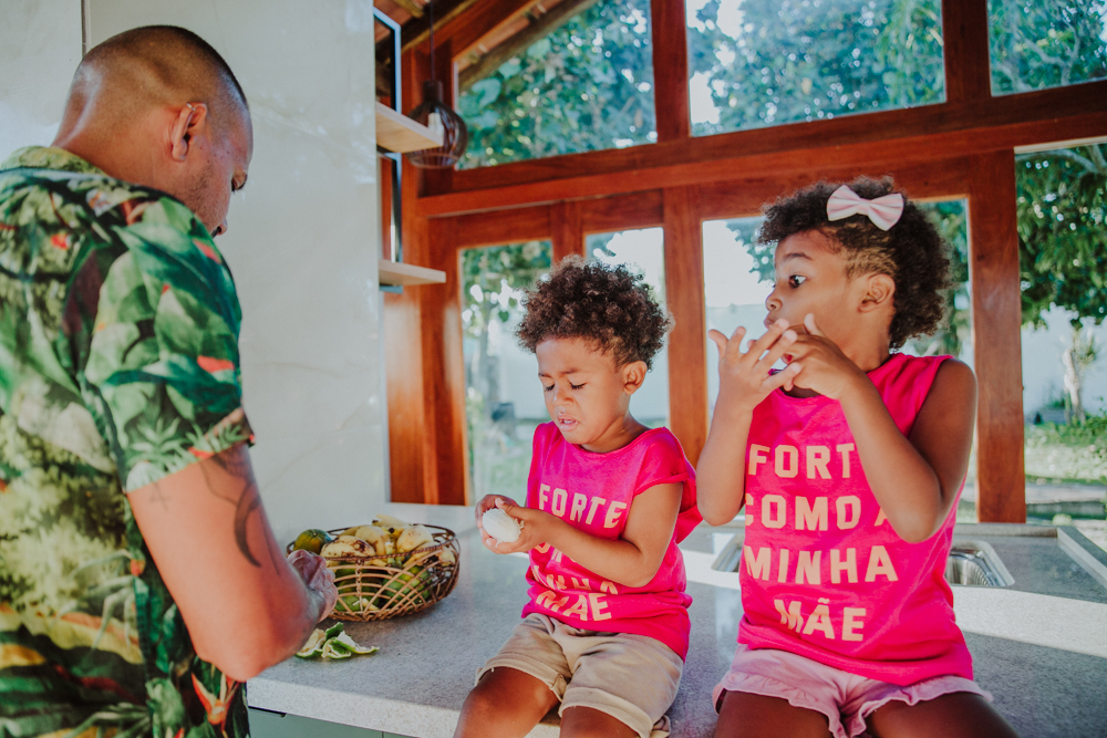 andressa reis influencer, sergio carolino com seus filhos maria antonio e caetano na casa de saquarema curtindo o dia em familia sendo fotografados pela renomada fotografa afetiva aline lelles rj, criancas brincando com os pais, educacao neurocompativel