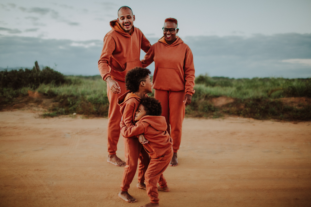 andressa reis influencer, sergio carolino com seus filhos maria antonio e caetano na casa de saquarema curtindo o dia em familia sendo fotografados pela renomada fotografa afetiva aline lelles rj, criancas brincando com os pais, educacao neurocompativel
