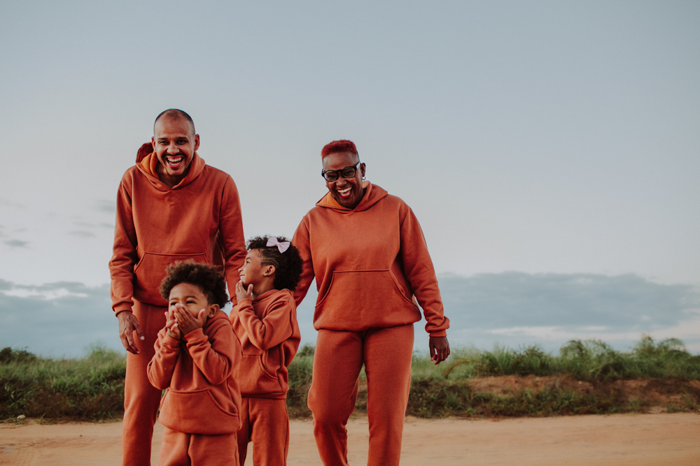 andressa reis influencer, sergio carolino com seus filhos maria antonio e caetano na casa de saquarema curtindo o dia em familia sendo fotografados pela renomada fotografa afetiva aline lelles rj, criancas brincando com os pais, educacao neurocompativel