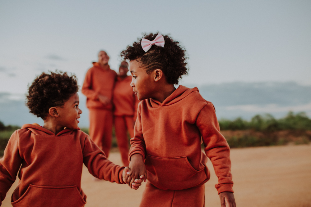 andressa reis influencer, sergio carolino com seus filhos maria antonio e caetano na casa de saquarema curtindo o dia em familia sendo fotografados pela renomada fotografa afetiva aline lelles rj, criancas brincando com os pais, educacao neurocompativel