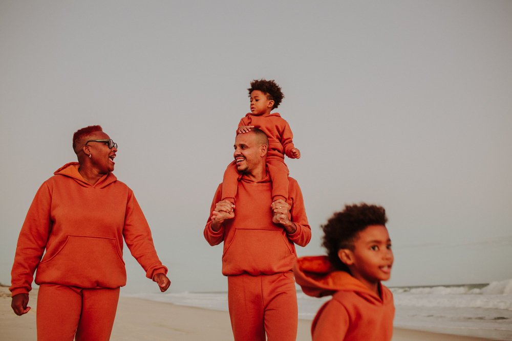 andressa reis influencer, sergio carolino com seus filhos maria antonio e caetano na casa de saquarema curtindo o dia em familia sendo fotografados pela renomada fotografa afetiva aline lelles rj, criancas brincando com os pais, educacao neurocompativel