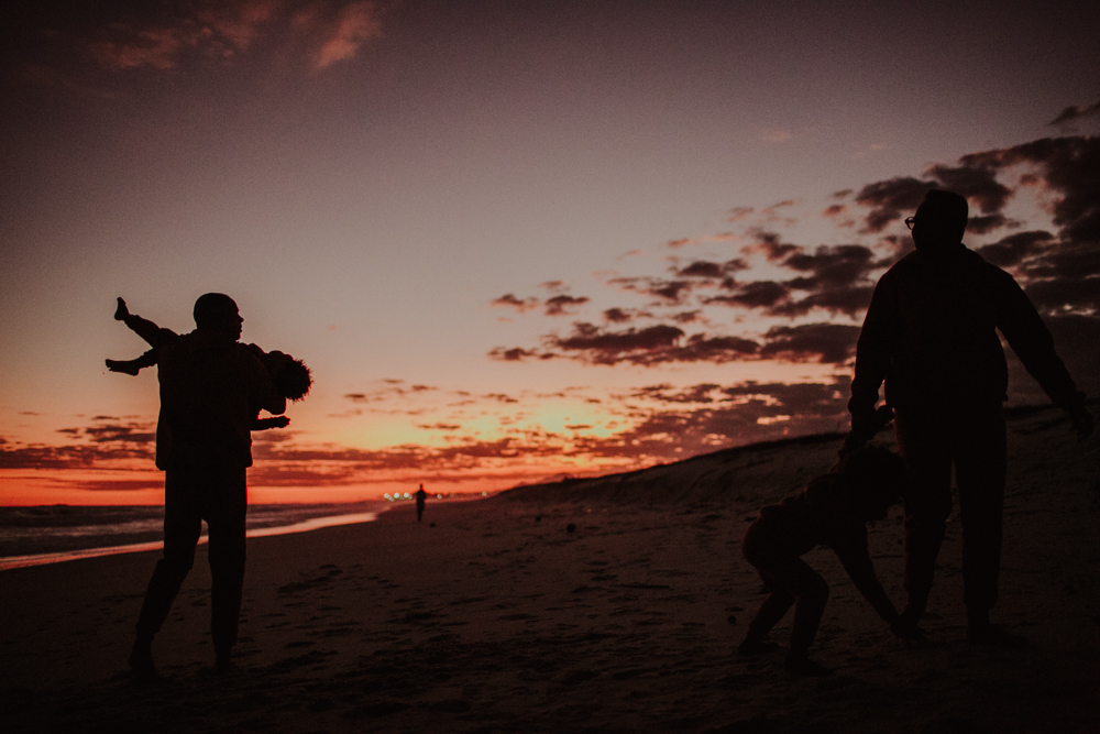 fotografia documental de familia, familia unida, ensaio no por do sol, criacao neurocompativel, terapia infantil, psicologia infantil, criacao de filhos, fotos de criancas e bebes rj, ensaio fotografico de familia rj, aline lelles, fotografia afetiva