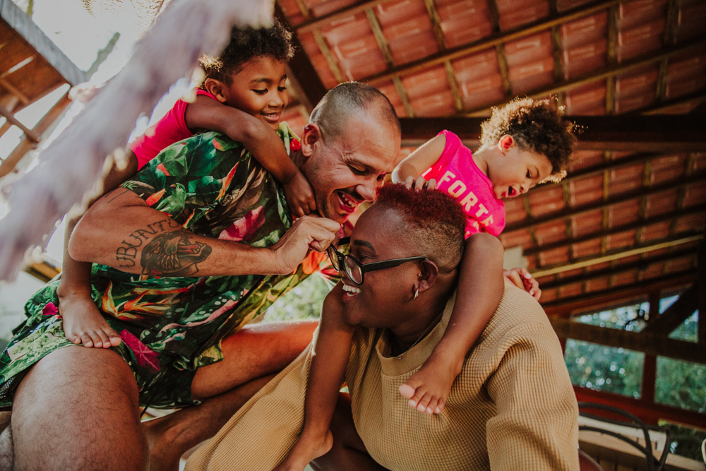 andressa reis influencer, sergio carolino com seus filhos maria antonio e caetano na casa de saquarema curtindo o dia em familia sendo fotografados pela renomada fotografa afetiva aline lelles rj, criancas brincando com os pais, educacao neurocompativel