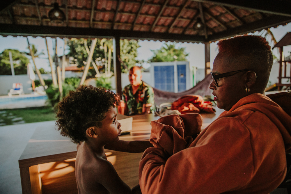 andressa reis influencer, sergio carolino com seus filhos maria antonio e caetano na casa de saquarema curtindo o dia em familia sendo fotografados pela renomada fotografa afetiva aline lelles rj, criancas brincando com os pais, educacao neurocompativel