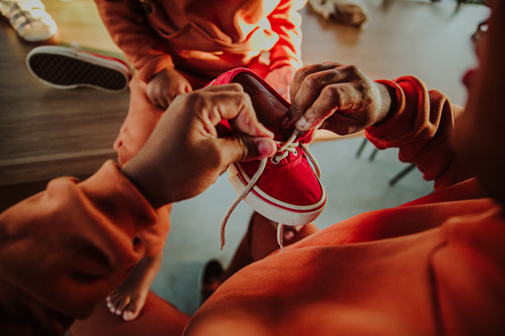 andressa reis influencer, sergio carolino com seus filhos maria antonio e caetano na casa de saquarema curtindo o dia em familia sendo fotografados pela renomada fotografa afetiva aline lelles rj, criancas brincando com os pais, educacao neurocompativel