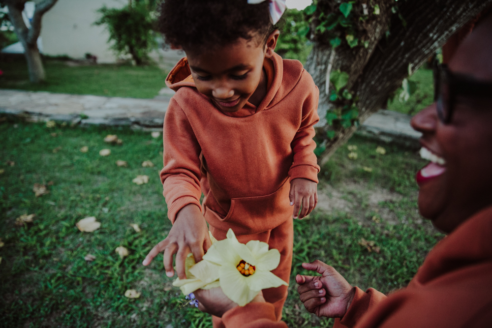 andressa reis influencer, sergio carolino com seus filhos maria antonio e caetano na casa de saquarema curtindo o dia em familia sendo fotografados pela renomada fotografa afetiva aline lelles rj, criancas brincando com os pais, educacao neurocompativel