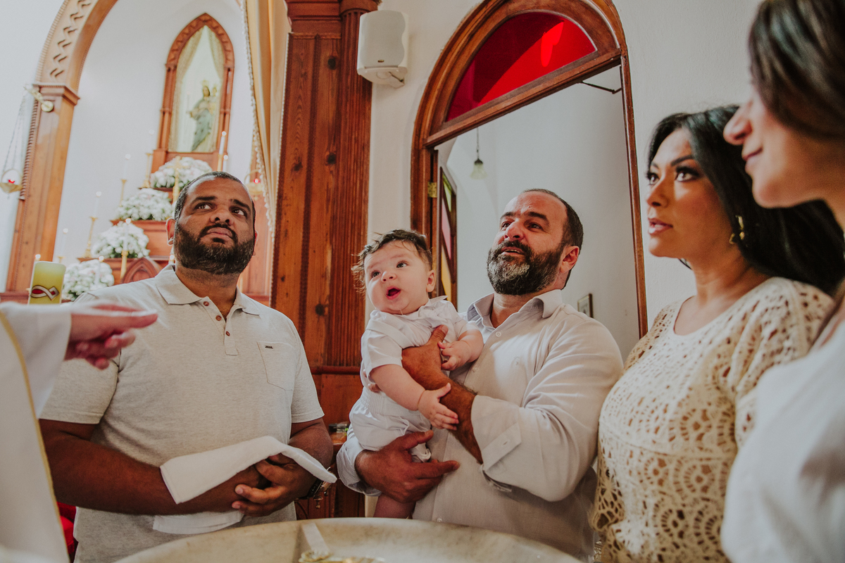 igreja nossa senhora da luz, padre marcelo batizado, batismo rj, batizado rj, batismo rio de janeiro, batizado rio de janeiro, fotografia de familia, fotografia de bebe, pia batismal, alto da boa vista, aline lelles, fotografia afetiva