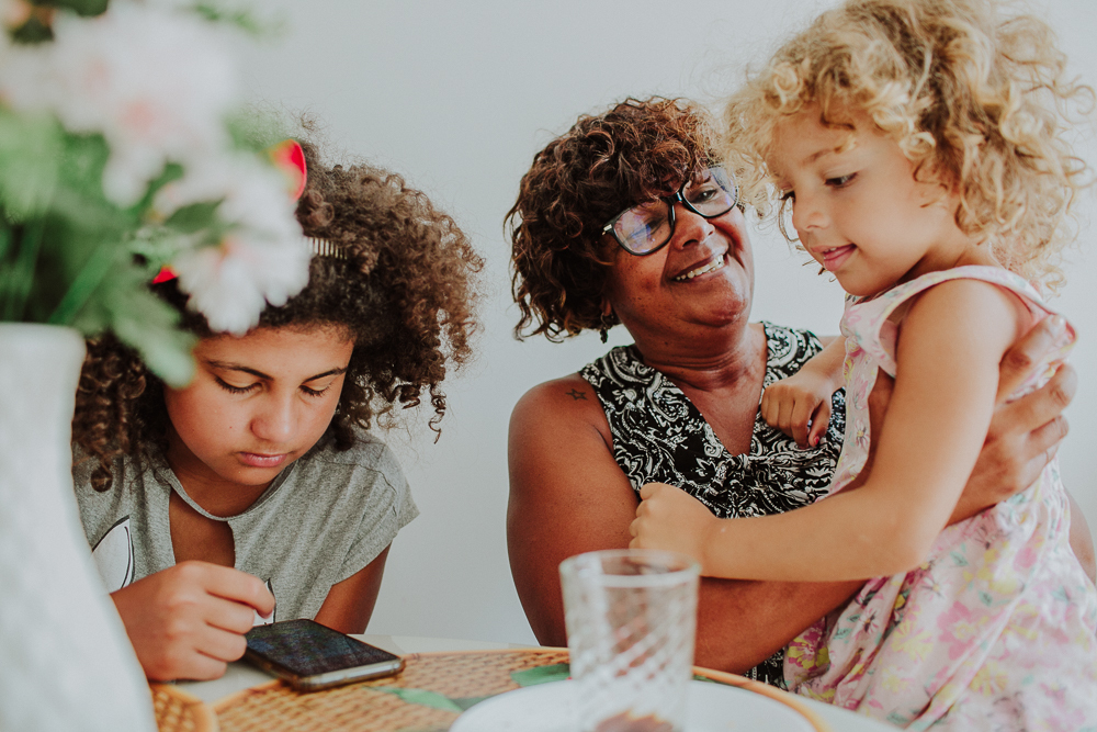 tati borges schindler fotografa na alemanha, ensaio de familia, cotidiano poesia, fotografia afetiva, fotos de familia, ensaio de familia cabo frio, ensaio de familia rj, aline lelles, fotografa no rj, cafe da manha em familia, criancas com avos
