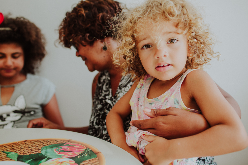 tati borges schindler fotografa na alemanha, ensaio de familia, cotidiano poesia, fotografia afetiva, fotos de familia, ensaio de familia cabo frio, ensaio de familia rj, aline lelles, fotografa no rj, cafe da manha em familia, criancas com avos