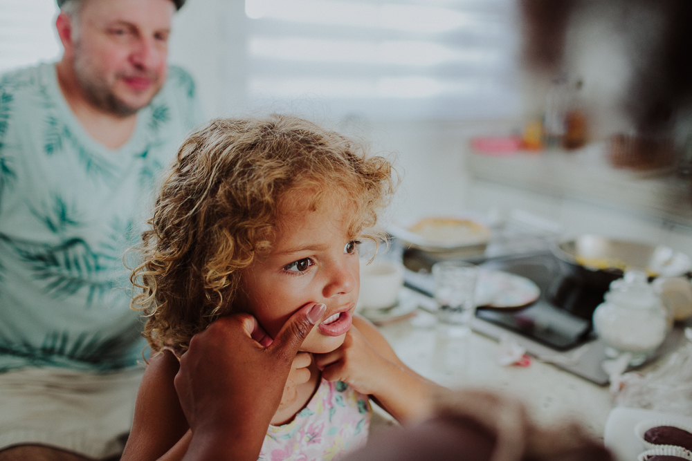 tati borges schindler fotografa na alemanha, ensaio de familia, cotidiano poesia, fotografia afetiva, fotos de familia, ensaio de familia cabo frio, ensaio de familia rj, aline lelles, fotografa no rj, cafe da manha em familia, fotografia lifestyle