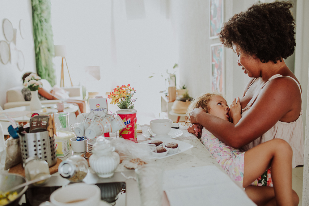 tati borges schindler fotografa na alemanha, ensaio de familia, cotidiano poesia, fotografia afetiva, fotos de familia, ensaio de familia cabo frio, ensaio de familia rj, aline lelles, fotografa no rj, cafe da manha em familia, amamentacao