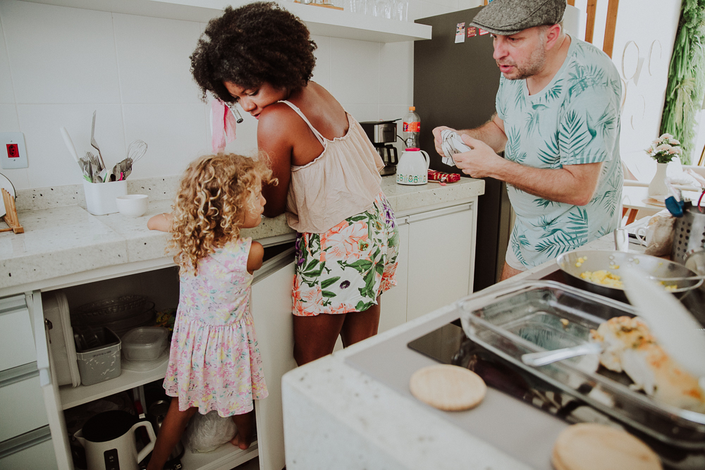 tati borges schindler fotografa na alemanha, ensaio de familia, cotidiano poesia, fotografia afetiva, fotos de familia, ensaio de familia cabo frio, ensaio de familia rj, aline lelles, fotografa no rj, cafe da manha em familia, fotografia espontanea