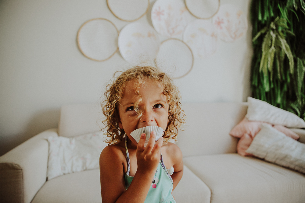 tati borges schindler fotografa na alemanha, ensaio de familia, cotidiano poesia, fotografia afetiva, fotos de familia, ensaio de familia cabo frio, ensaio de familia rj, aline lelles, fotografa no rj, cafe da manha em familia, retratos de familia,cupcake
