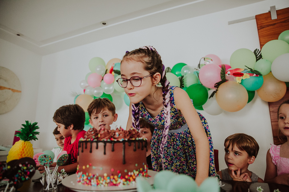 fotografia de festa infantil rio de janeiro, festa infantil em copacabana rj, ensaio de familia rj, festa festa de menina, decoracao tropical, decoracao de festa infantil, decoracao de festas flamingo, aline lelles, fotografia afetiva rj, fotos festa