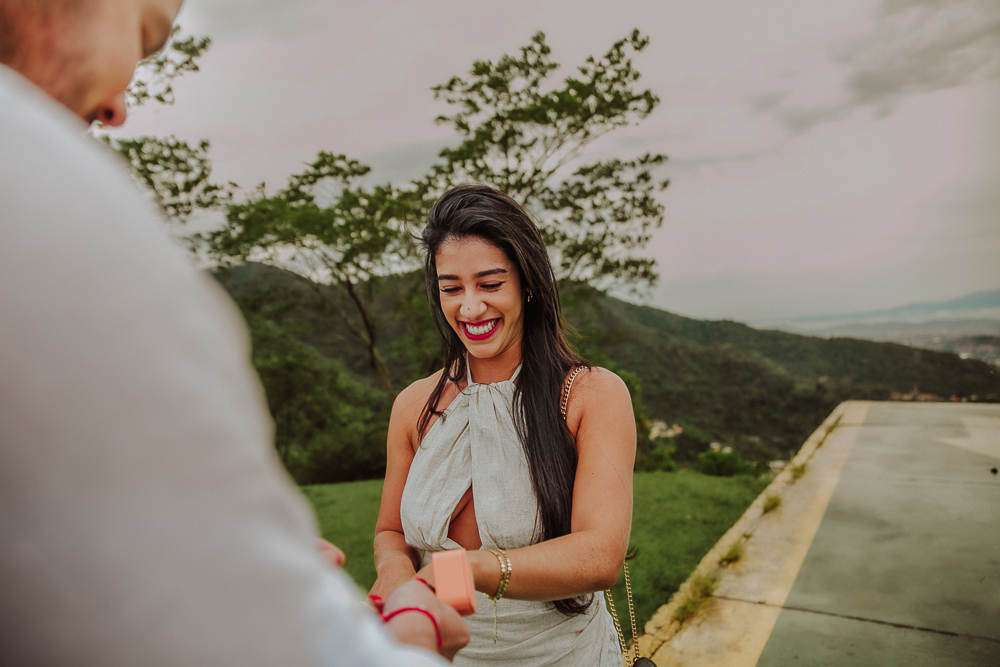 fotografia de pedido de casamento, mirante dona marta, pedido de casamento no rio de janeiro, fotógrafo de casamentos no rj, surpresa de casamento no mirante, fotografia afetiva no dona marta, local para pedidos de casamento, ensaio de casal no dona marta