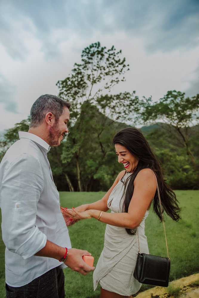 fotografia de pedido de casamento, mirante dona marta, pedido de casamento no rio de janeiro, fotógrafo de casamentos no rj, surpresa de casamento no mirante, fotografia afetiva no dona marta, local para pedidos de casamento, ensaio de casal no dona marta