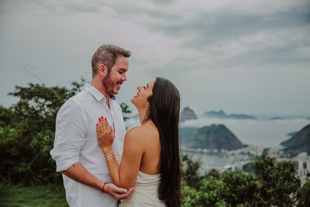 fotografia de pedido de casamento, mirante dona marta, pedido de casamento no rio de janeiro, fotógrafo de casamentos no rj, surpresa de casamento no mirante, fotografia afetiva no dona marta, local para pedidos de casamento, ensaio de casal no dona marta