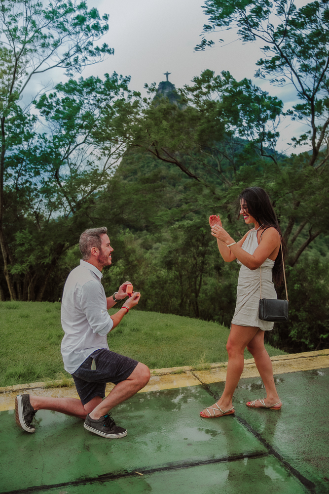 fotografia de pedido de casamento, mirante dona marta, pedido de casamento no rio de janeiro, fotógrafo de casamentos no rj, surpresa de casamento no mirante, fotografia afetiva no dona marta, local para pedidos de casamento, ensaio de casal no dona marta