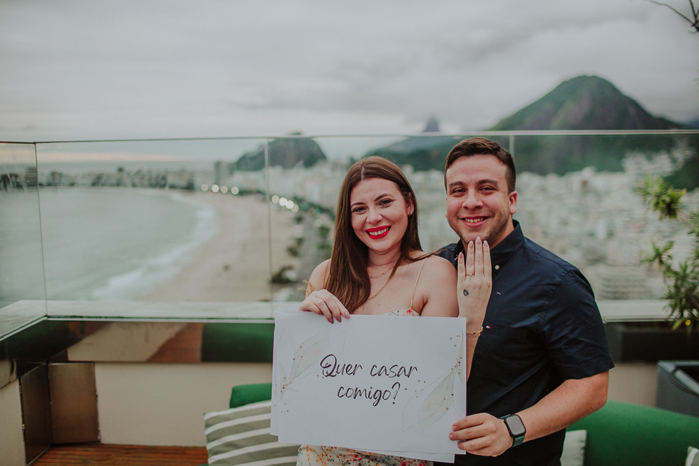 fotografia de pedido de casamento, isabel lounge hilton hotel, pedido de casamento no rio de janeiro, fotógrafo de casamentos no rj, surpresa de casamento copacabana, fotografia afetiva leme rj, como escolher o tamanho certo da alianca de noivado