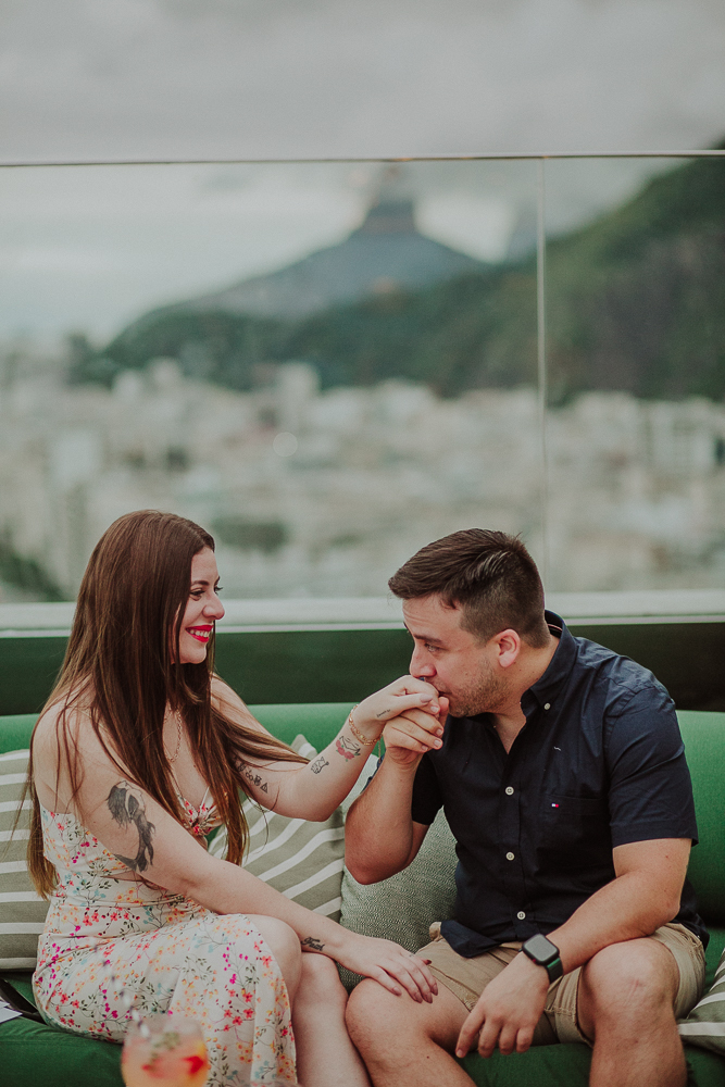 fotografia de pedido de casamento, isabel lounge hilton hotel, pedido de casamento no rio de janeiro, fotógrafo de casamentos no rj, surpresa de casamento copacabana, fotografia afetiva leme rj, como escolher o tamanho certo da alianca de noivado