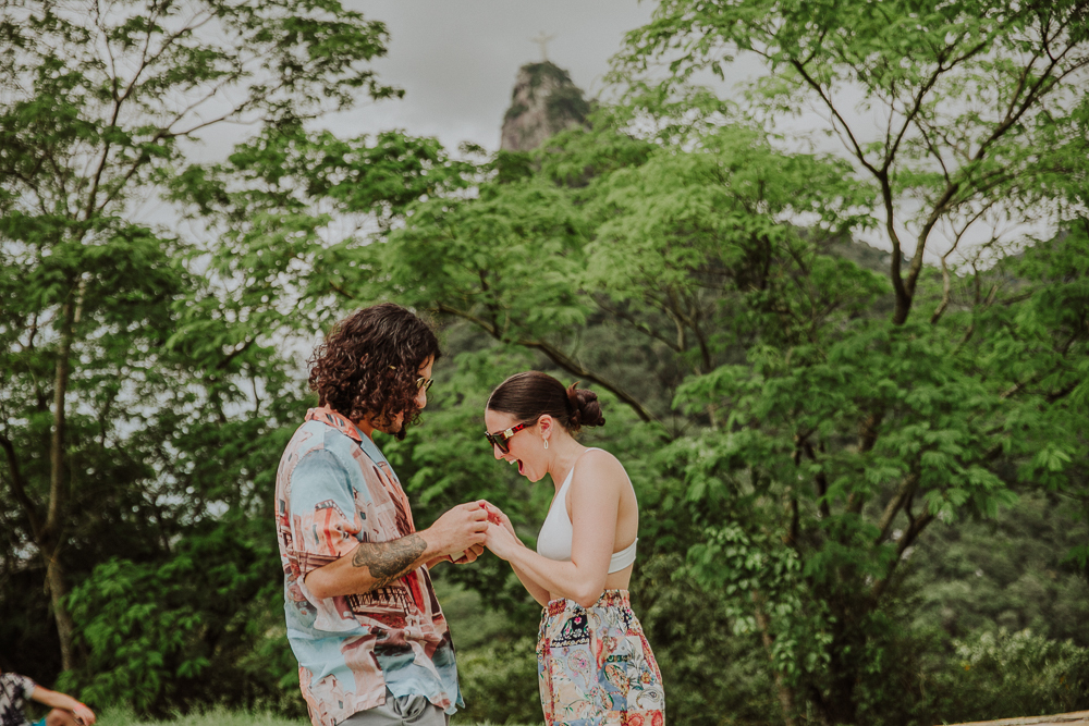 fotografia de pedido de casamento mirante dona marta, pedido de casamento no rio de janeiro, fotógrafo de casamentos no rj, surpresa de casamento copacabana, fotografia afetiva ipanema rj, local para pedidos de casamento, ensaio de casal no rio de janeiro