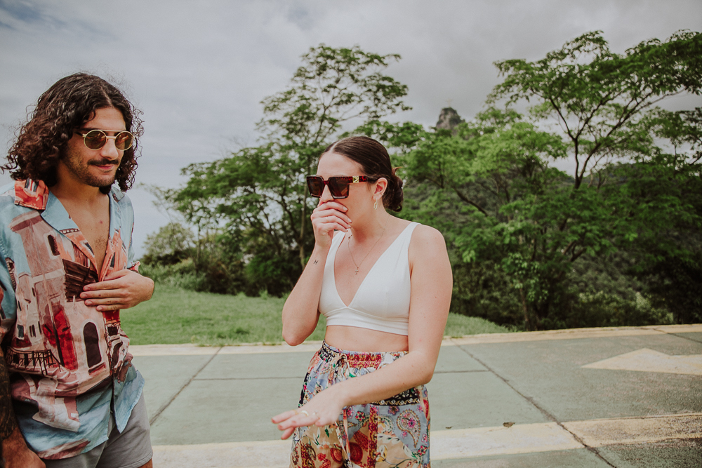 noiva se emociona com pedido de casamento supresa no mirante dona marta um dos locais mais lindos da cidade do rio de janeiro que possui vista para o cristo redentor e para o pão de açúcar, anel de noivado, aliança casamento rj