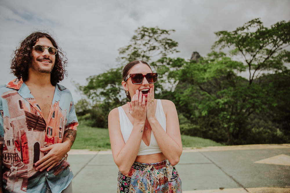 noiva se emociona com pedido de casamento supresa no mirante dona marta um dos locais mais lindos da cidade do rio de janeiro que possui vista para o cristo redentor e para o pão de açúcar, anel de noivado, aliança casamento rj
