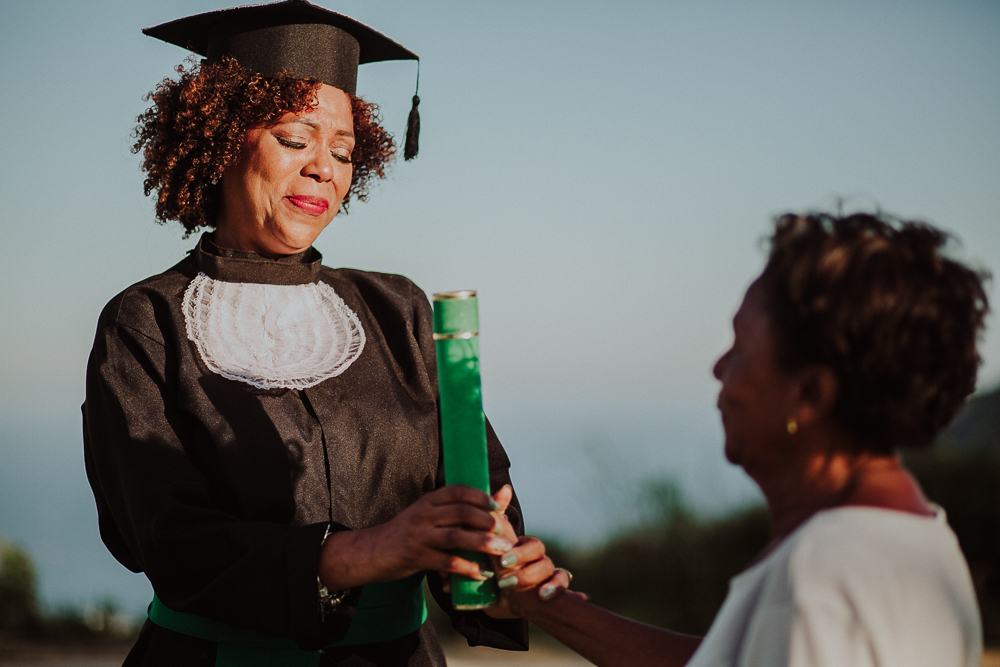 ensaio de formatura rj, fotos de formatura rj, beca e canudo formatura rj, formandos rio de janeiro, cadeira de formatura rj, fotografia de formatura, fotografia afetiva, aline lelles, fotos de formatura no mirante dona marta, formanda de servico social r