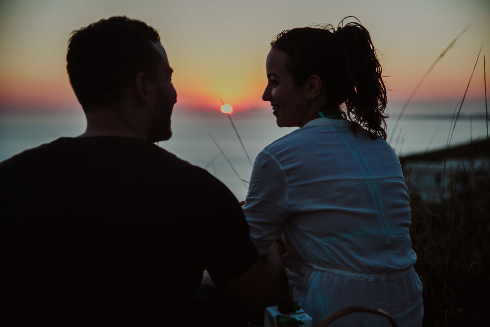 foto de casal por do sol arraial do cabo, fotografia afetiva rj, photography for tourists, fotografia de pedido de casamento rio de janeiro rj, pedido de casamento pontal do atalaia praia brava, pedido de casamento arraial do cabo, fotos arraial do cabo
