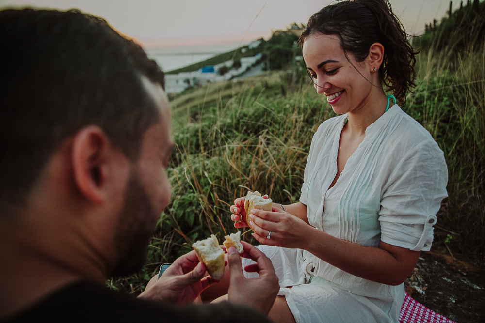 foto de casal por do sol arraial do cabo, fotografia afetiva rj, photography for tourists, fotografia de pedido de casamento rio de janeiro rj, pedido de casamento pontal do atalaia praia brava, pedido de casamento arraial do cabo, ceia do Senhor casal