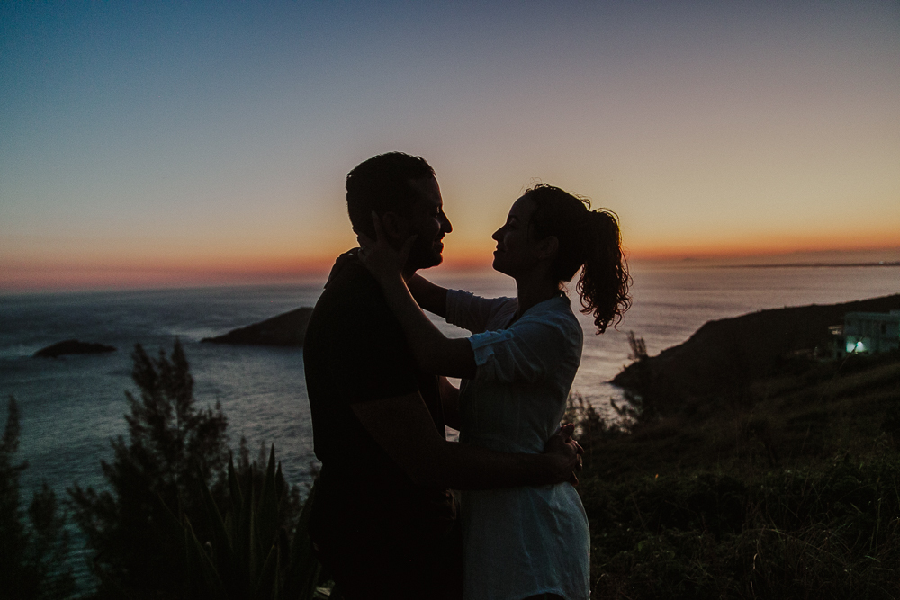 foto de casal por do sol arraial do cabo, fotografia afetiva rj, photography for tourists, fotografia de pedido de casamento rio de janeiro rj, pedido de casamento pontal do atalaia praia brava, pedido de casamento arraial do cabo, anel de noivado rj