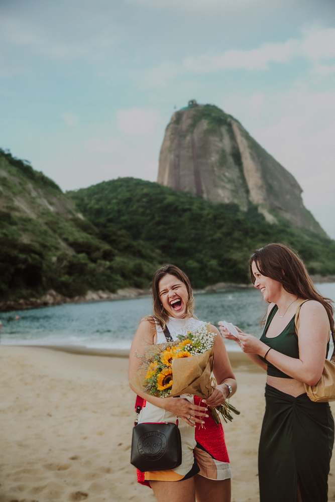 fotografia de pedido de casamento na praia vermelha urca rio de janeiro, pedido de casamento LGBTQIAP+ rio de janeiro, pedido de casamento na praia, ensaio casal LGBTQIAP+, ensaio casal homossexual, ensaio casal desfem, casal lésbico fotografia rj