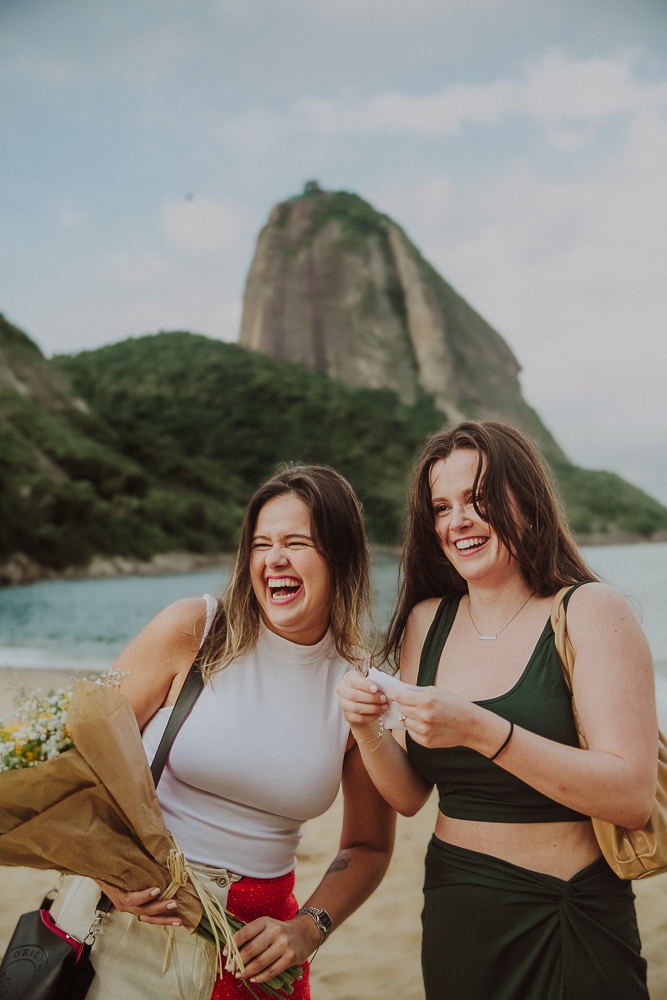 fotografia de pedido de casamento na praia vermelha urca rio de janeiro, pedido de casamento LGBTQIAP+ rio de janeiro, pedido de casamento na praia, ensaio casal LGBTQIAP+, ensaio casal homossexual, ensaio casal desfem, casal lésbico fotografia rj