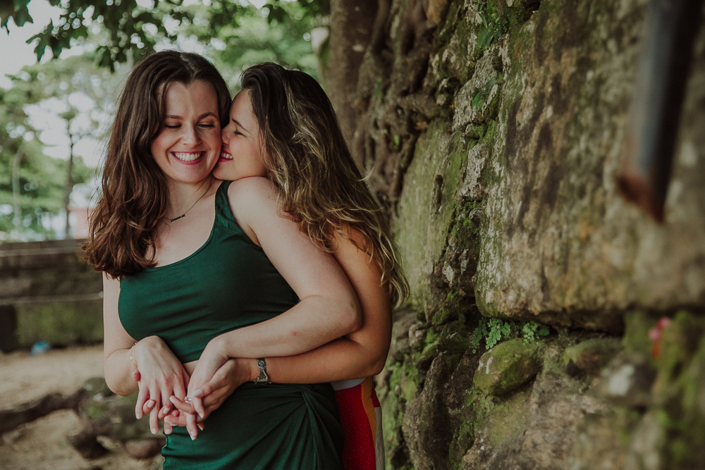 fotografia de pedido de casamento na praia vermelha urca rio de janeiro, pedido de casamento LGBTQIAP+ rio de janeiro, pedido de casamento na praia, ensaio casal LGBTQIAP+, ensaio casal homossexual, ensaio casal desfem, casal lésbico fotografia rj