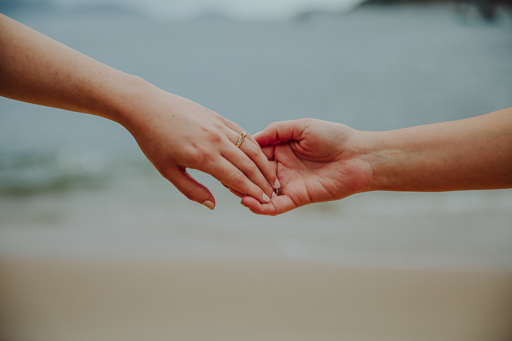fotografia de pedido de casamento na praia vermelha urca rio de janeiro, pedido de casamento LGBTQIAP+ rio de janeiro, pedido de casamento na praia, ensaio casal LGBTQIAP+, ensaio casal homossexual, ensaio casal desfem, casal lésbico fotografia rj