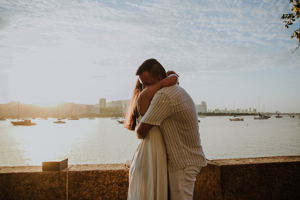 Marriage Proposal Photography, photography for tourists, fotografia de pedido de casamento rio de janeiro rj, pedido de casamento na mureta da urca rio de janeiro, pedido de casamento na praia por do sol,  ideias para pedido de casamento, alianca noivado