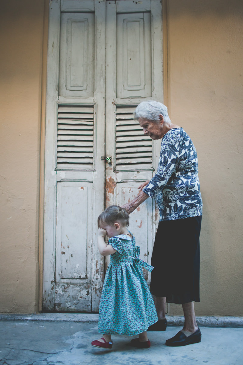 Fotografia Afetiva com Aline Lelles e Rodrigo Wittitz, Fotógrafo de Família, Fotografia de Festa Infantil, Fotógrafo de Festa Infantil Rio de Janeiro, Festa Infantil RJ, Fotografia Lifestyle, Criança correndo com a bisavovó no quintal de casa