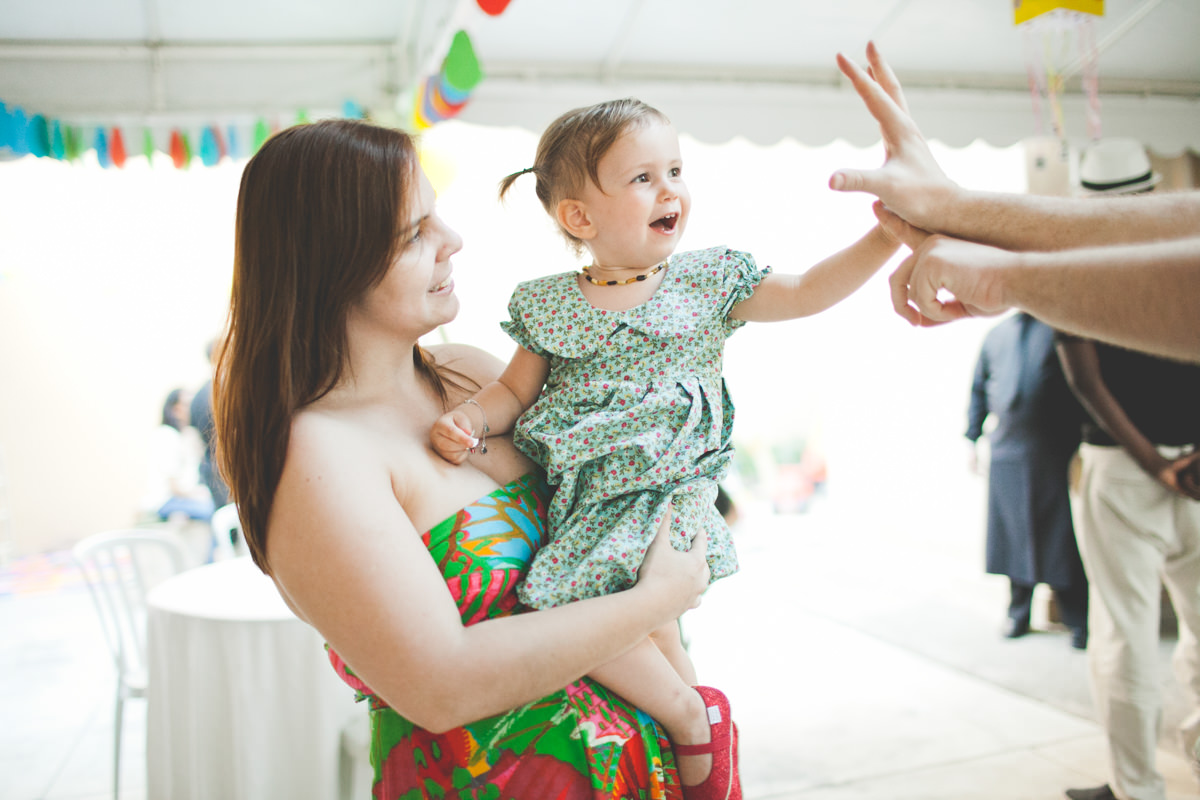 Fotografia Afetiva com Aline Lelles e Rodrigo Wittitz, Fotógrafo de Família, Fotografia de Festa Infantil, Fotógrafo de Festa Infantil Rio de Janeiro, Festa Infantil RJ, Fotografia Lifestyle, Criança correndo no quintal da vovó, Flora brincando com o pai