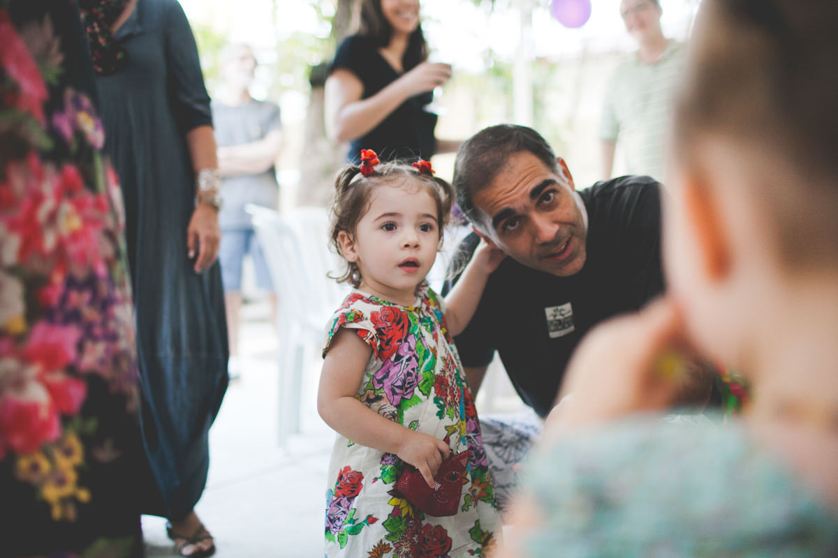 Fotografia Afetiva com Aline Lelles e Rodrigo Wittitz, Fotógrafo de Família, Fotografia de Festa Infantil, Fotógrafo de Festa Infantil Rio de Janeiro, Festa Infantil RJ, Fotografia Lifestyle, Criança correndo no quintal da vovó, Flora brincando com o pai